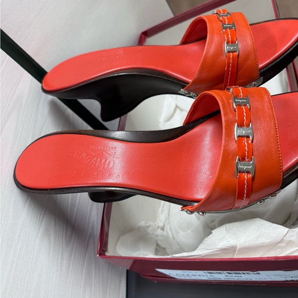 Farragomo size 10B orange mules. Only worn a few times. 3 in heel - Picture 5 of 17